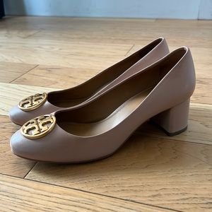 Tory Burch Chelsea pump in Goan sand color • size 9 M